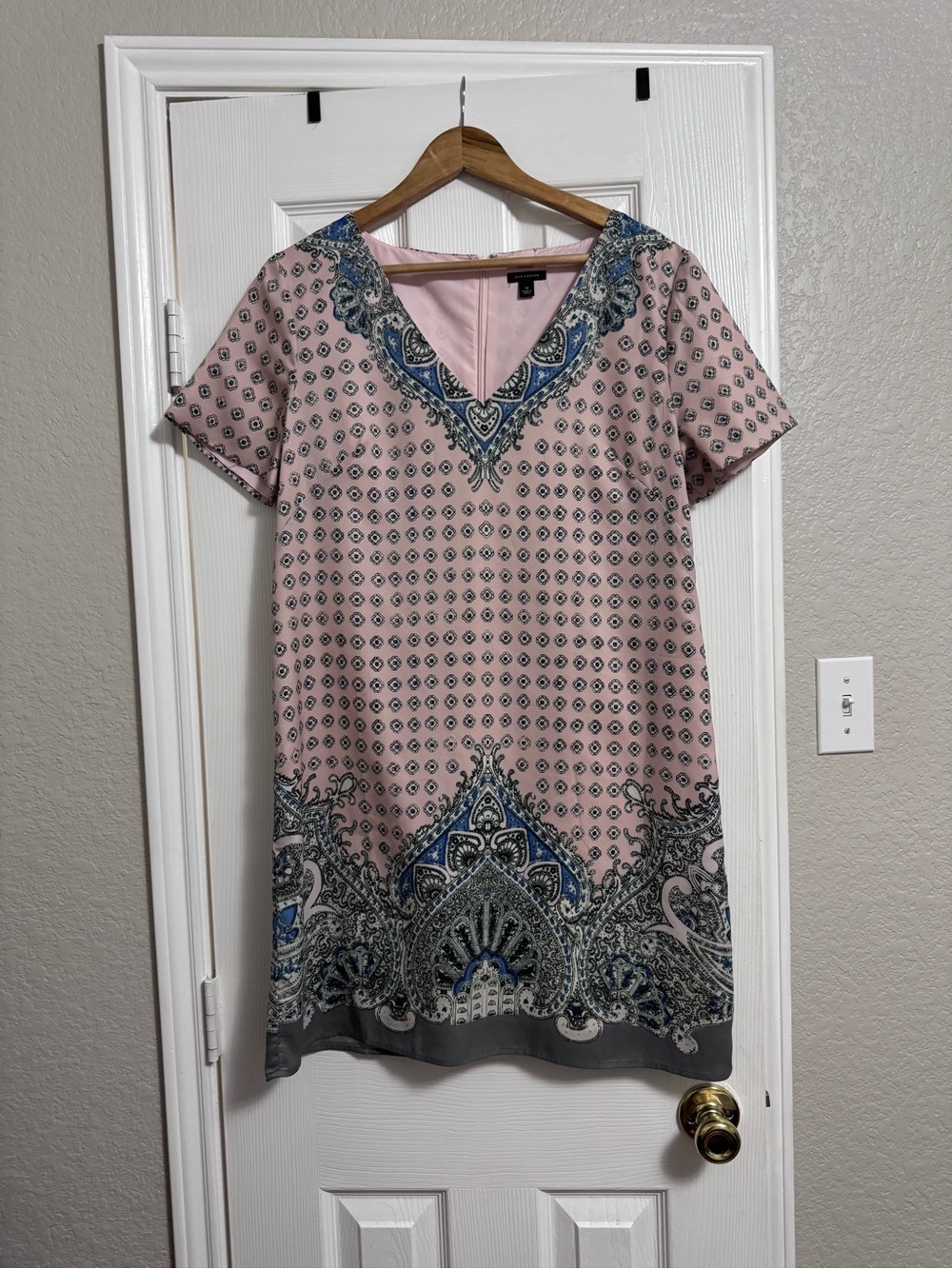 Ann Taylor Pink V-Neck Paisley Print Shift Dress Size Medium